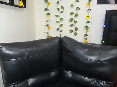 Snapshot of OLIVIAMISSY_02 chatting on 01.22.25 OLIVIAMISSY 02 online show from 01.22.25