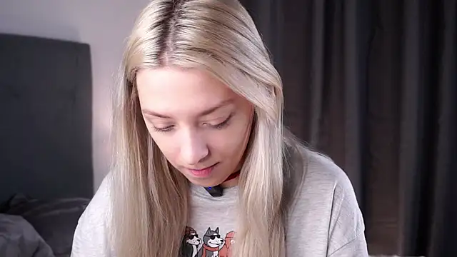 Snapshot of EngelFugler chatting on 09.12.25 EngelFugler online show from 09.12.25