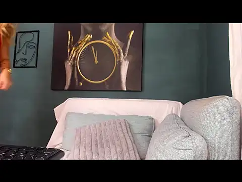 Snapshot of kriztaljessika chatting on 11.18.25 kriztaljessika online show from 11.18.25