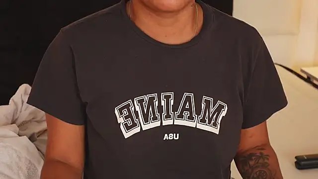 Snapshot of IzzyyBeelmonth chatting on 12.22.24 IzzyyBeelmonth online show from 12.22.24