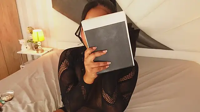 Snapshot of IzzyyBeelmonth chatting on 12.23.24 IzzyyBeelmonth online show from 12.23.24