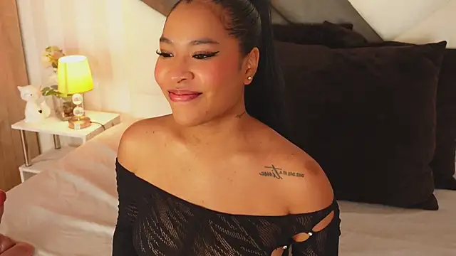 Snapshot of IzzyyBeelmonth chatting on 12.28.24 IzzyyBeelmonth online show from 12.28.24