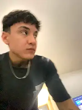 Snapshot of LCarreraa chatting on 11.06.25 LCarreraa online show from 11.06.25