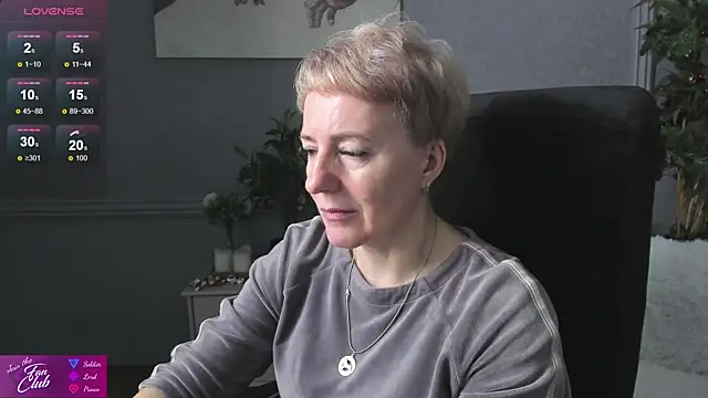 Snapshot of Nika_Smit chatting on 12.14.24 Nika Smit online show from 12.14.24