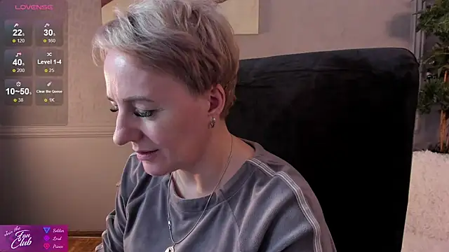 Snapshot of Nika_Smit chatting on 12.14.24 Nika Smit online show from 12.14.24