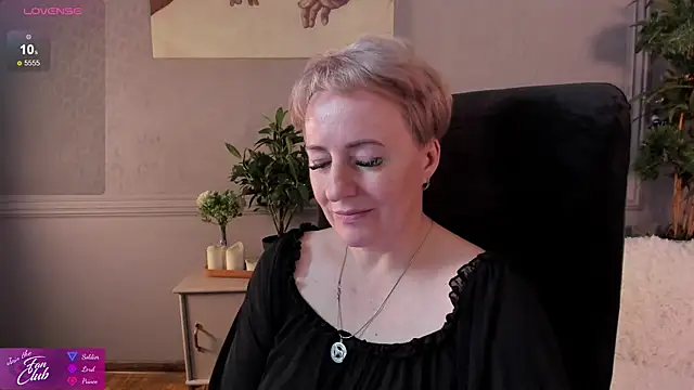 Snapshot of Nika_Smit chatting on 12.14.24 Nika Smit online show from 12.14.24