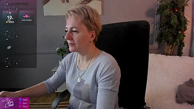 Snapshot of Nika_Smit chatting on 12.15.24 Nika Smit online show from 12.15.24