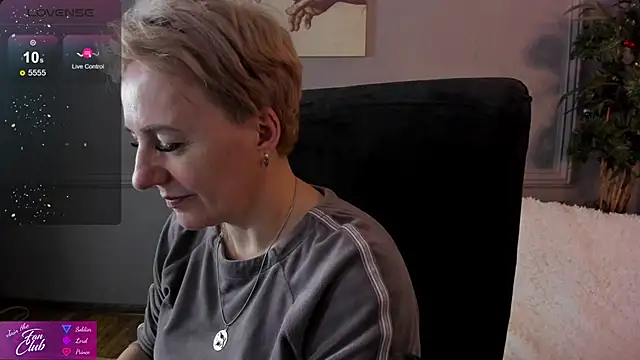 Snapshot of Nika_Smit chatting on 12.15.24 Nika Smit online show from 12.15.24