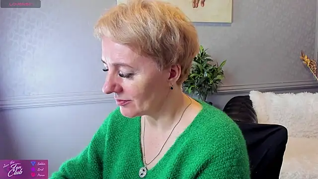 Snapshot of Nika_Smit chatting on 12.23.24 Nika Smit online show from 12.23.24