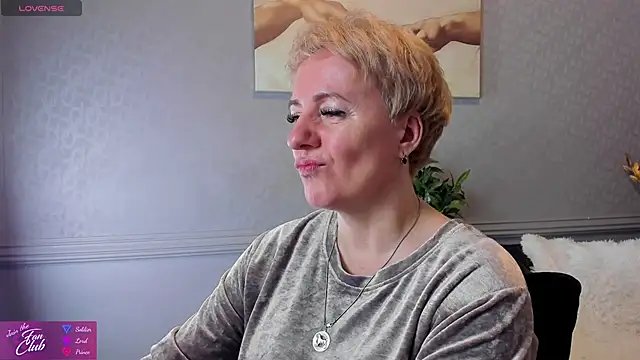 Snapshot of Nika_Smit chatting on 12.23.24 Nika Smit online show from 12.23.24