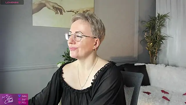 Snapshot of Nika_Smit chatting on 02.14.25 Nika Smit online show from 02.14.25