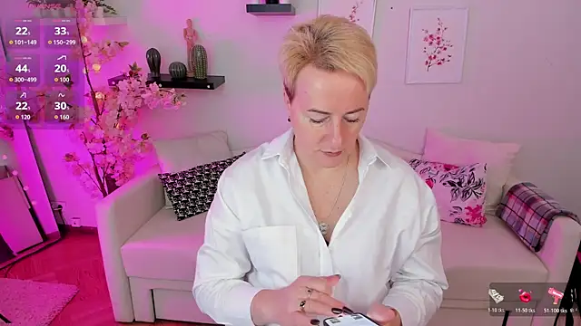 Snapshot of Nika_Smit chatting on 10.19.25 Nika Smit online show from 10.19.25