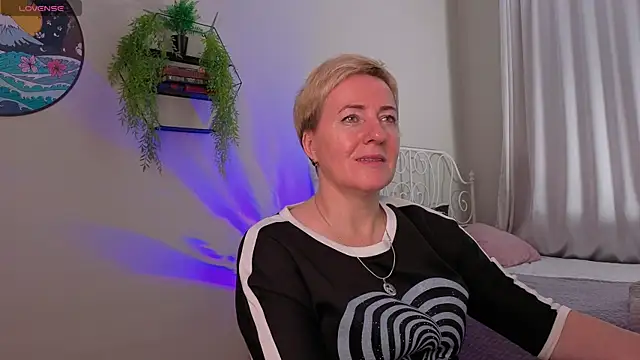 Snapshot of Nika_Smit chatting on 11.08.25 Nika Smit online show from 11.08.25