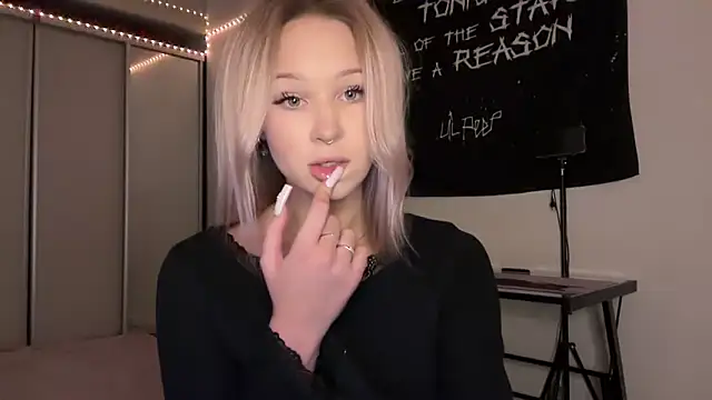 Snapshot of ur_molly chatting on 03.18.25 ur molly online show from 03.18.25