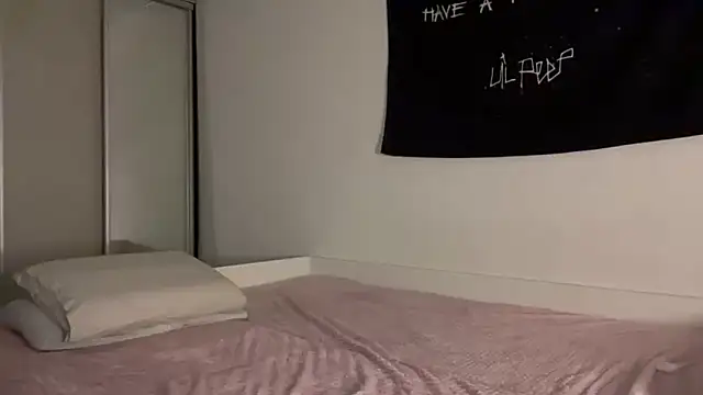 Snapshot of ur_molly chatting on 09.25.25 ur molly online show from 09.25.25