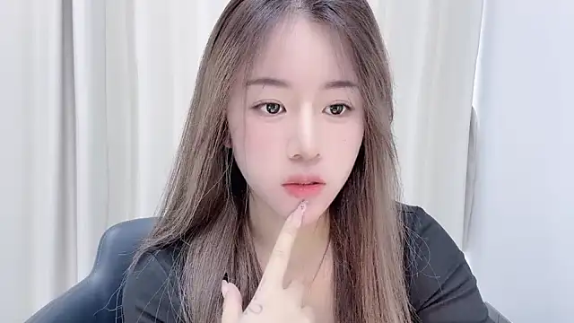 Snapshot of chloe-01 chatting on 12.08.24 chloe-01 online show from 12.08.24