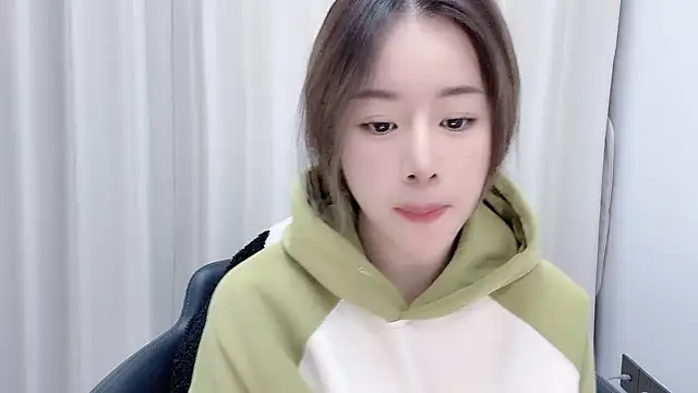 Snapshot of chloe-01 chatting on 12.15.24 chloe-01 online show from 12.15.24