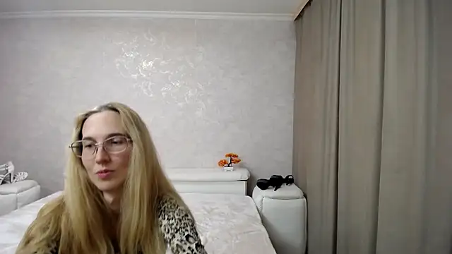 Snapshot of KlaryBrait chatting on 12.17.25 KlaryBrait online show from 12.17.25