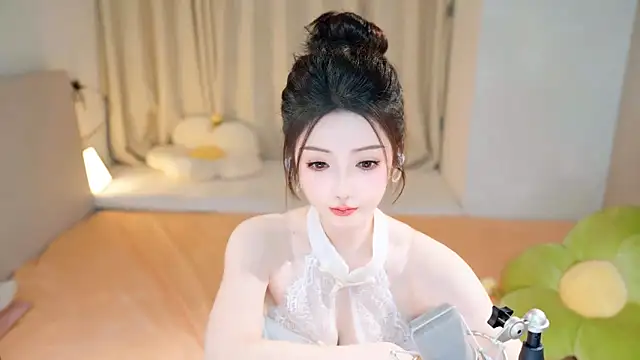 Snapshot of Eimile chatting on 12.21.24 Eimile online show from 12.21.24