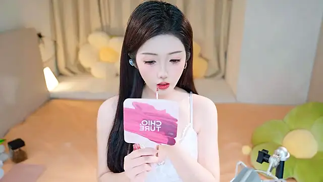 Snapshot of Eimile chatting on 12.25.24 Eimile online show from 12.25.24