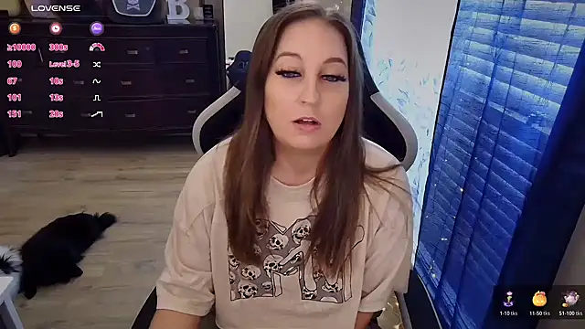 Snapshot of Brooklyn_Bee chatting on 10.24.25 Brooklyn Bee online show from 10.24.25