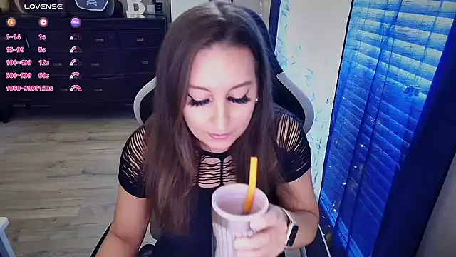 Snapshot of Brooklyn_Bee chatting on 10.31.25 Brooklyn Bee online show from 10.31.25