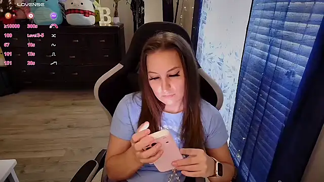 Snapshot of Brooklyn_Bee chatting on 11.19.25 Brooklyn Bee online show from 11.19.25