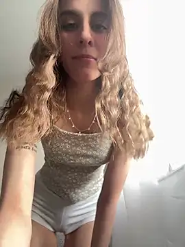 Snapshot of HellPeach chatting on 03.16.25 HellPeach online show from 03.16.25