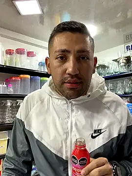 Snapshot of JuanZapata33 chatting on 10.13.25 JuanZapata33 online show from 10.13.25