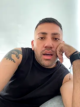 Snapshot of JuanZapata33 chatting on 10.27.25 JuanZapata33 online show from 10.27.25