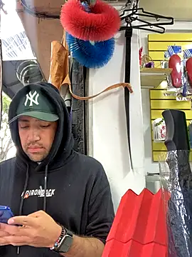 Snapshot of JuanZapata33 chatting on 11.04.25 JuanZapata33 online show from 11.04.25