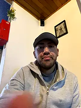 Snapshot of JuanZapata33 chatting on 11.12.25 JuanZapata33 online show from 11.12.25