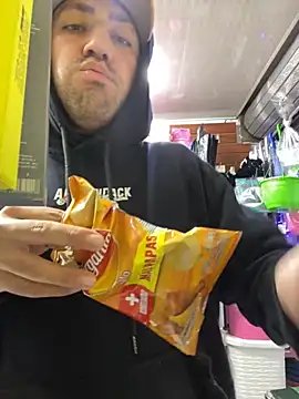 Snapshot of JuanZapata33 chatting on 11.19.25 JuanZapata33 online show from 11.19.25