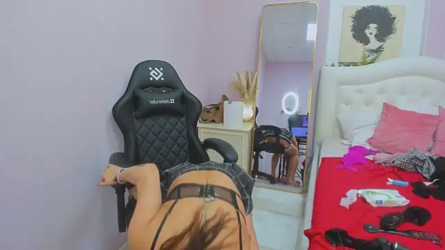 Snapshot of EricaAndPenelopa chatting on 10.19.25 EricaAndPenelopa online show from 10.19.25