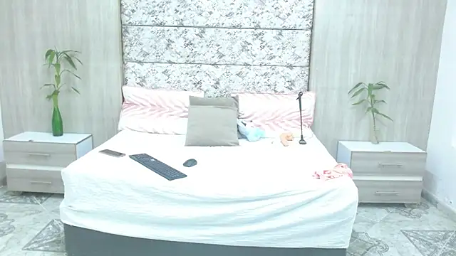 Snapshot of adara_deidara chatting on 03.18.25 adara deidara online show from 03.18.25