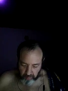 Snapshot of Leocesar37 chatting on 10.13.25 Leocesar37 online show from 10.13.25