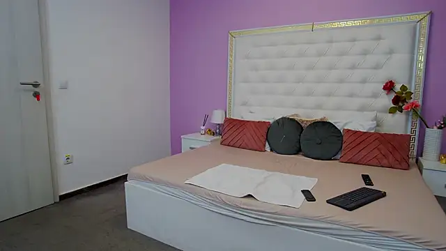 Lenna Paul online show from 02.17.25