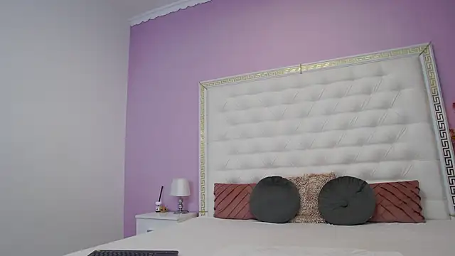 Lenna Paul online show from 12.18.25