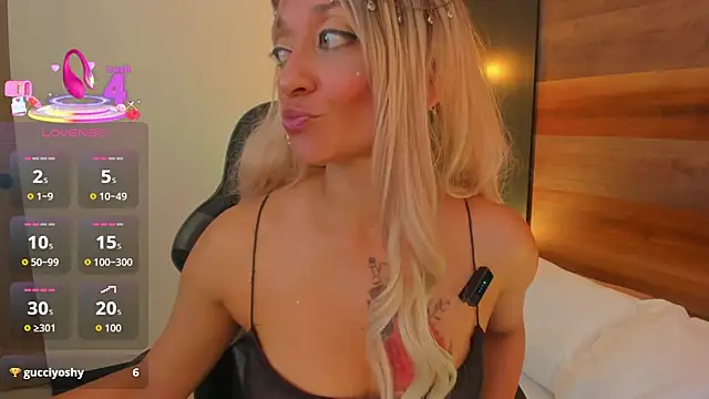 Snapshot of emma_collson chatting on 10.28.25 emma collson online show from 10.28.25