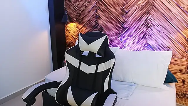 Snapshot of emma_collson chatting on 11.22.25 emma collson online show from 11.22.25