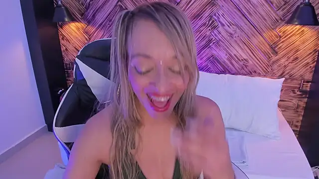 Snapshot of emma_collson chatting on 11.25.25 emma collson online show from 11.25.25