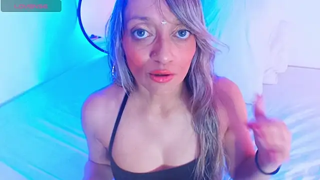 Snapshot of emma_collson chatting on 12.14.25 emma collson online show from 12.14.25