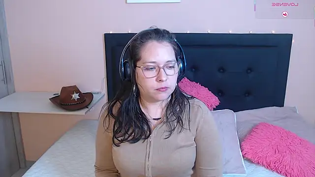 May Carlier online show from 10.04.25