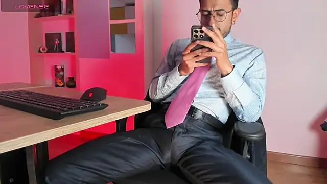 Snapshot of pablo-rincon95 chatting on 11.18.25 pablo-rincon95 online show from 11.18.25