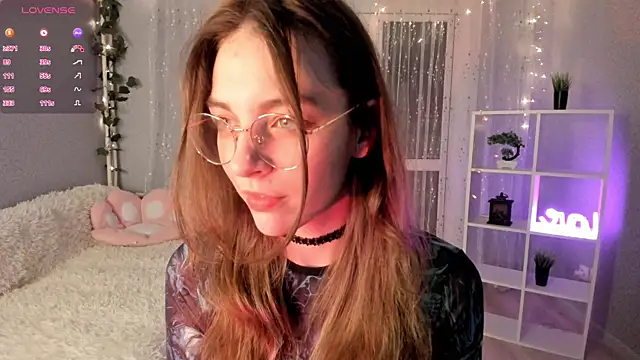 Snapshot of AraCopple chatting on 12.13.24 AraCopple online show from 12.13.24