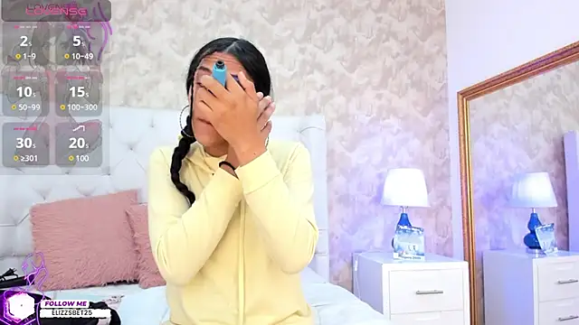 Snapshot of Eliza_Thaylor__ chatting on 01.08.25 Eliza Thaylor online show from 01.08.25