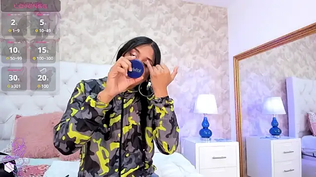 Snapshot of Eliza_Thaylor__ chatting on 01.10.25 Eliza Thaylor online show from 01.10.25