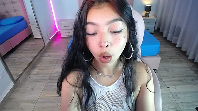 Snapshot of pettit_courtny chatting on 01.03.25 pettit courtny online show from 01.03.25