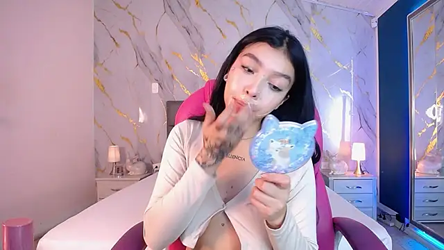 Snapshot of pettit_courtny chatting on 03.05.25 pettit courtny online show from 03.05.25