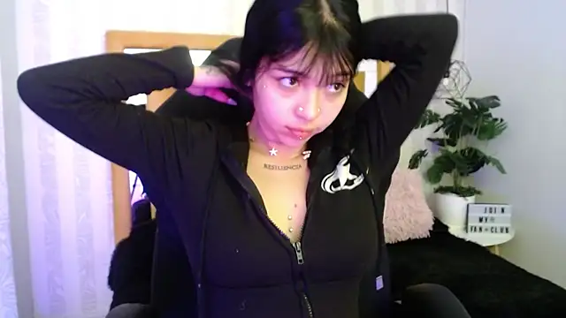 Snapshot of pettit_courtny chatting on 10.31.25 pettit courtny online show from 10.31.25